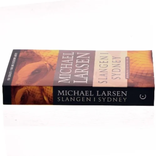 Slangen i Sydney : roman af Michael Larsen (f. 1961) (Bog)