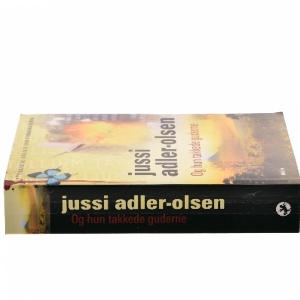 Og hun takkede guderne af Jussi Adler-Olsen (Bog)