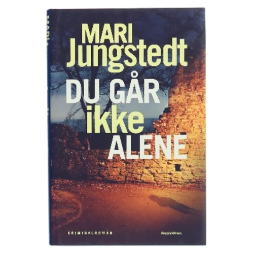 Du går ikke alene : kriminalroman af Mari Jungstedt (Bog)