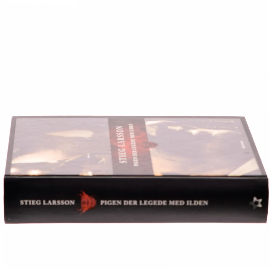 Pigen der legede med ilden af Stieg Larsson (Bog)