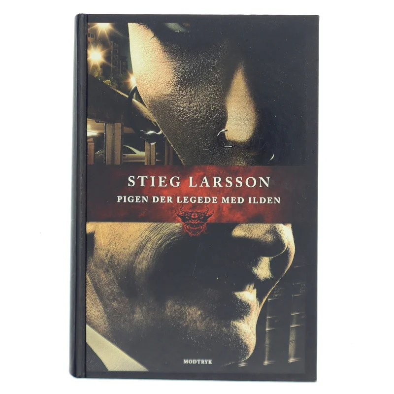 Pigen der legede med ilden af Stieg Larsson (Bog)