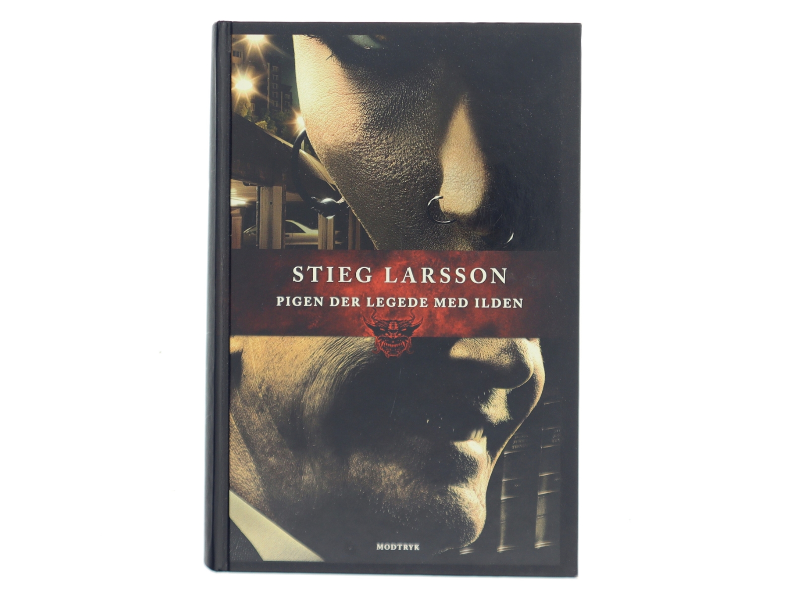 Pigen der legede med ilden af Stieg Larsson (Bog)