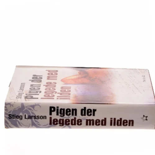 Pigen Der Legede Med Ilden af Larsson, Stieg (Bog)