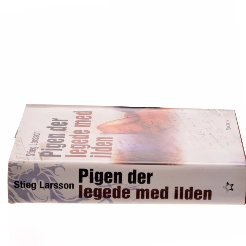 Pigen Der Legede Med Ilden af Larsson, Stieg (Bog)