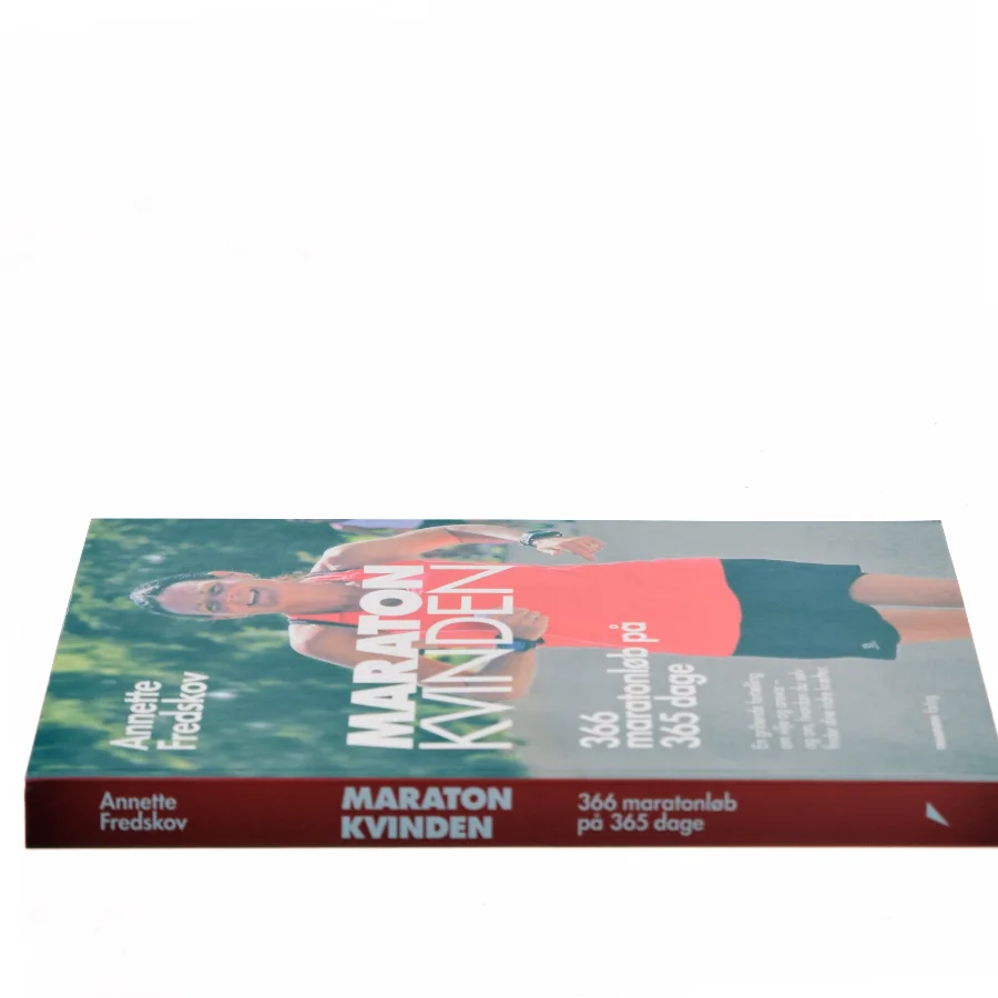 Maratonkvinden : 366 maratonløb på 365 dage af Annette Fredskov (Bog)