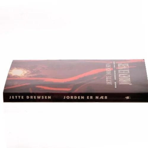 Jorden er nær : roman af Jette Drewsen (Bog)