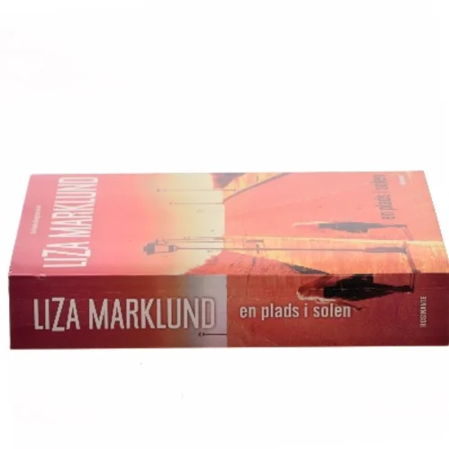 En Plads I Solen af Liza Marklund (Bog)