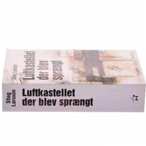 Luftkastellet Der Blev Spraengt (af Stieg Larsson) [Imported] [Paperback] (Danish) (Millennium, 3. Bind) af Stieg Larsson (Bog)
