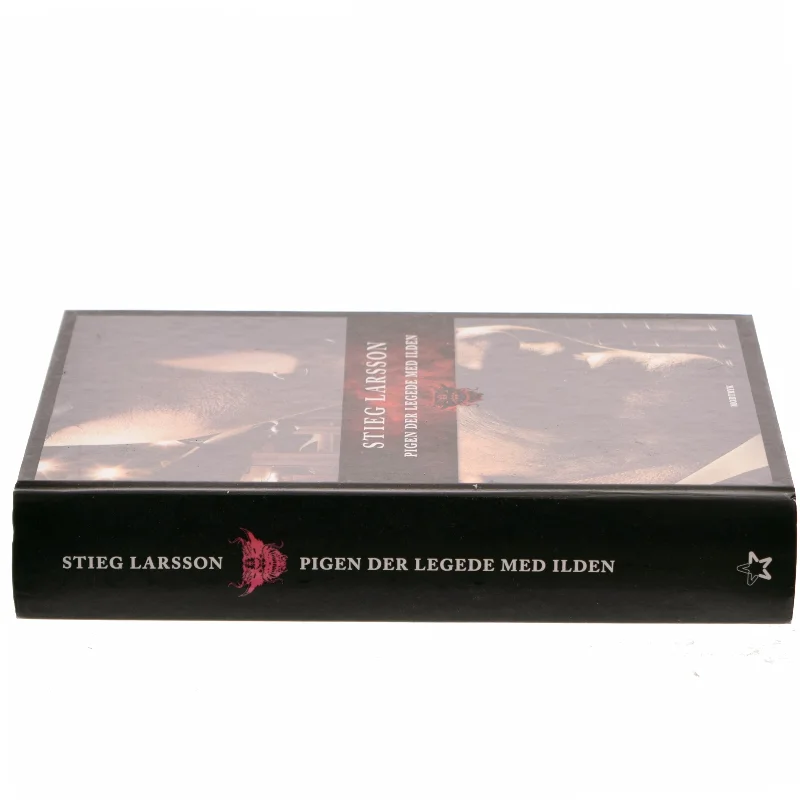 Pigen der legede med ilden. 2 af Stieg Larsson (Bog)