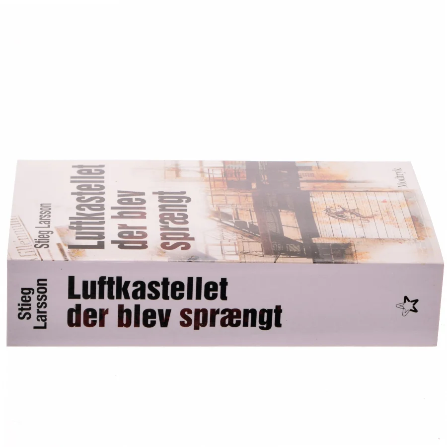 Luftkastellet Der Blev Spraengt (af Stieg Larsson) [Imported] [Paperback] (Danish) (Millennium, 3. Bind) af Stieg Larsson (Bog)
