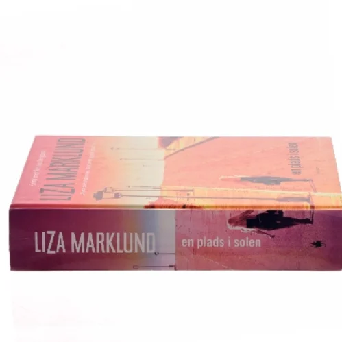 En plads i solen : krimi af Liza Marklund (Bog)