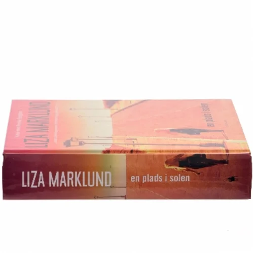 En plads i solen : krimi af Liza Marklund (Bog)