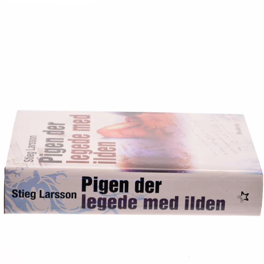 Pigen Der Legede Med Ilden af Larsson, Stieg (Bog)