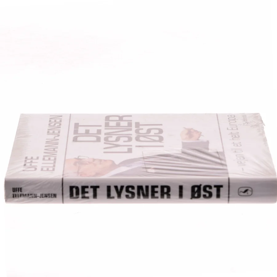 Det lysner i øst : vejen til et helt Europa af Uffe Ellemann-Jensen (Bog)