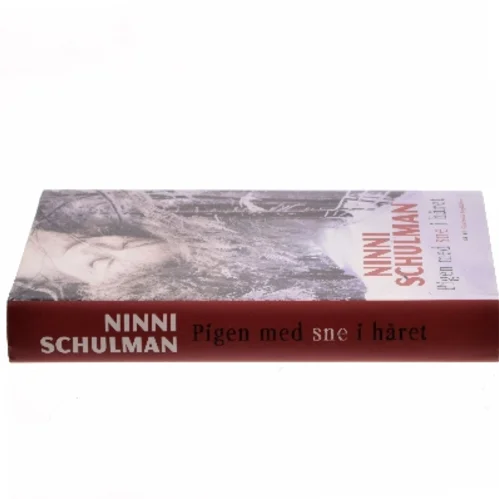 Pigen med sne i håret : kriminalroman af Ninni Schulman (Bog)