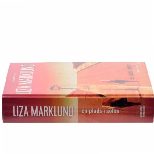 En plads i solen af Liza Marklund (Bog)