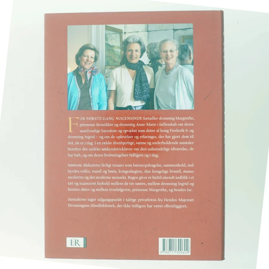 Tre søstre : samtaler mellem dronning Margrethe, prinsesse Benedikte og dronning Anne-Marie af Jon Bloch Skipper (Bog)