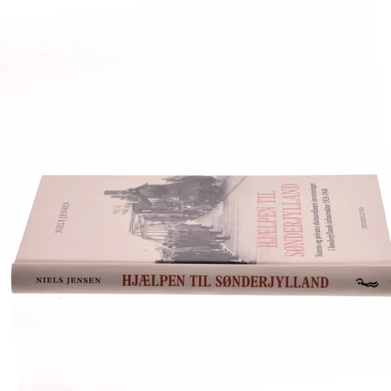Hjælpen til Sønderjylland : statens og privates ekstraordinære investeringer i Sønderjyllands infrastruktur 1920-1940 af Niels Jensen (f. 1942) (Bog)