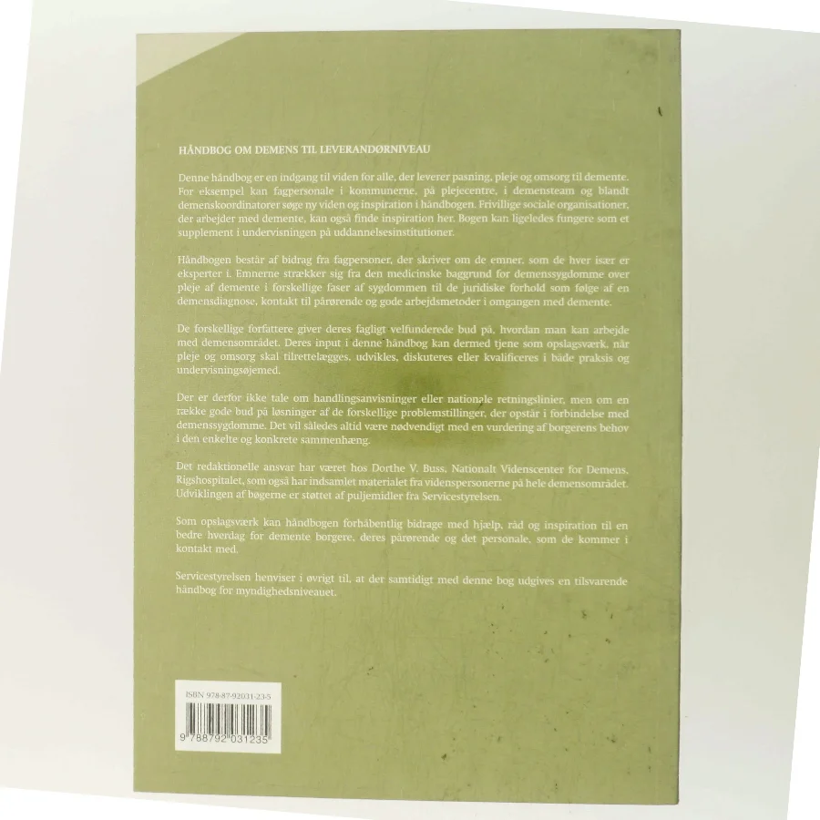 Håndbog om demens - til pleje og omsorgspersonale på ældreområdet, undervisere og frivillige af Dorthe Vennemose Buss (Bog)