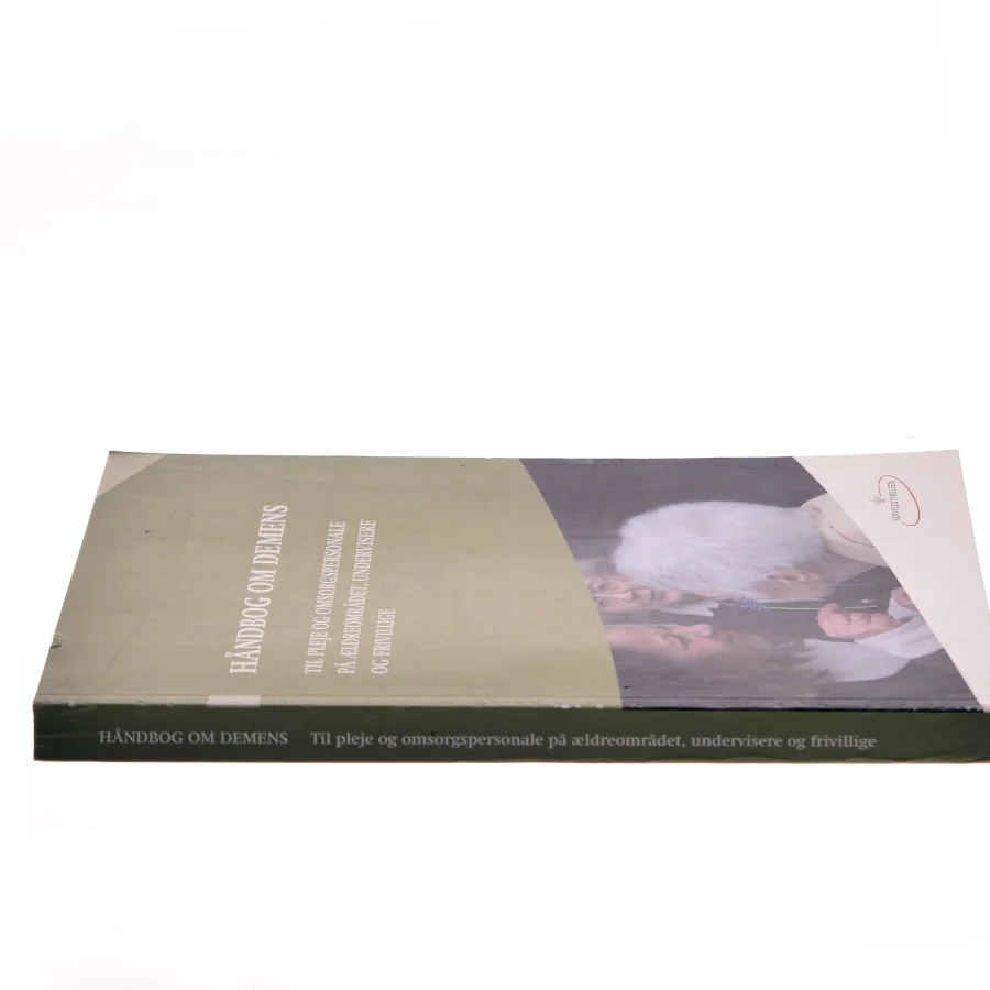 Håndbog om demens - til pleje og omsorgspersonale på ældreområdet, undervisere og frivillige af Dorthe Vennemose Buss (Bog)