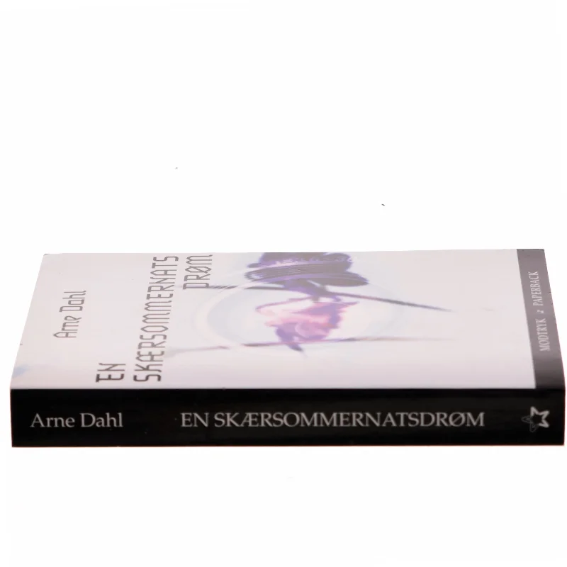 En skærsommernatsdrøm : kriminalroman af Arne Dahl (f. 1963) (Bog)