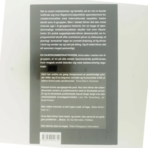 En skærsommernatsdrøm : kriminalroman af Arne Dahl (f. 1963) (Bog)