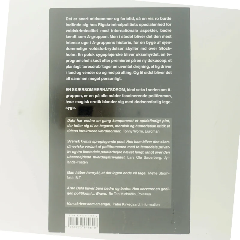 En skærsommernatsdrøm : kriminalroman af Arne Dahl (f. 1963) (Bog)