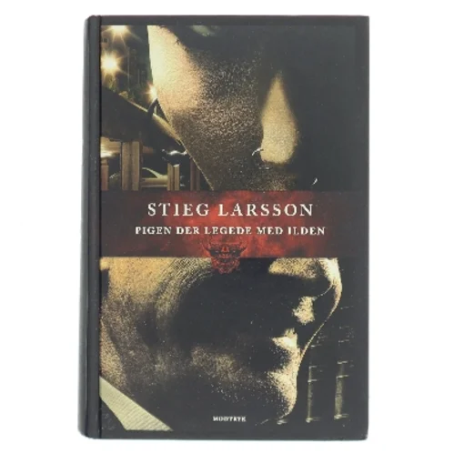 Pigen der legede med ilden af Stieg Larsson (Bog)
