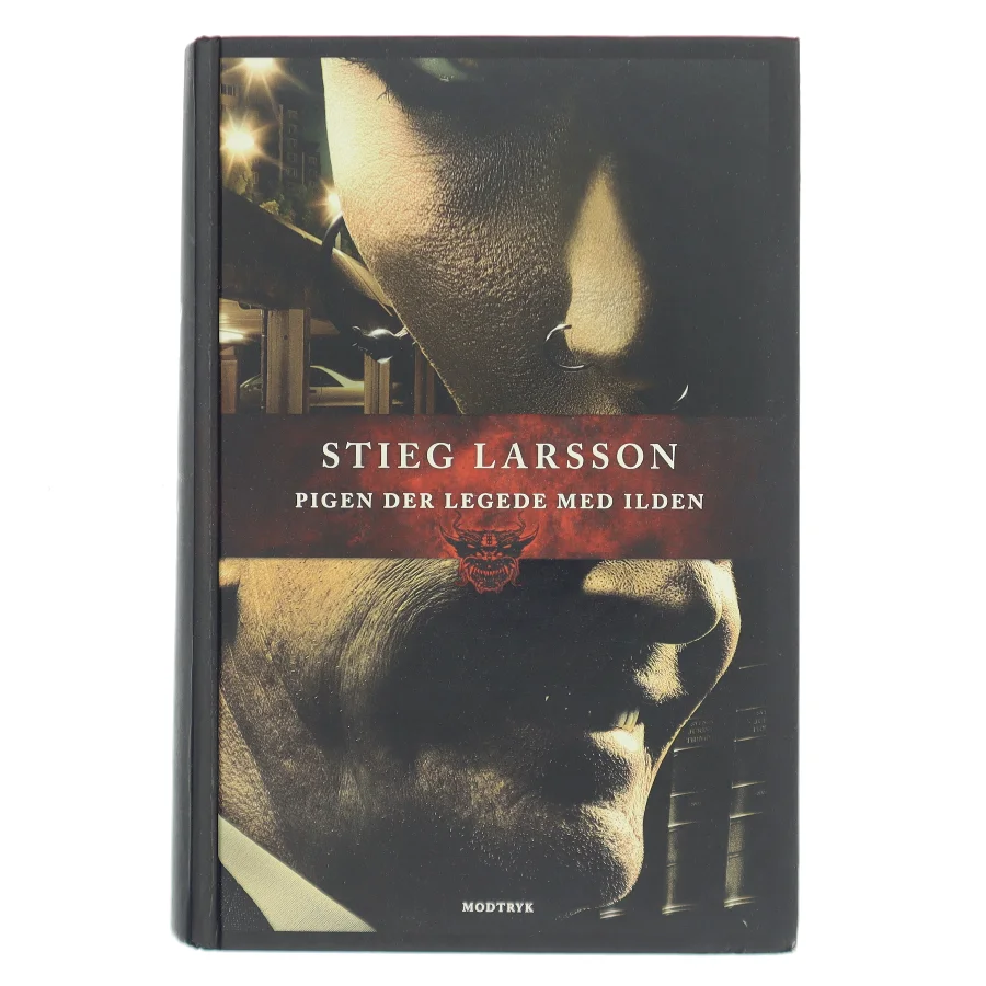 Pigen der legede med ilden af Stieg Larsson (Bog)