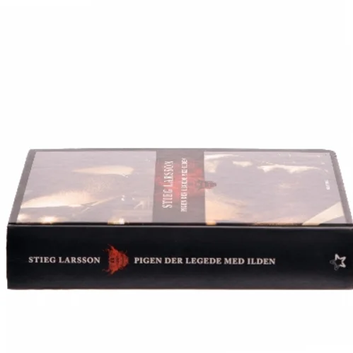 Pigen der legede med ilden af Stieg Larsson (Bog)