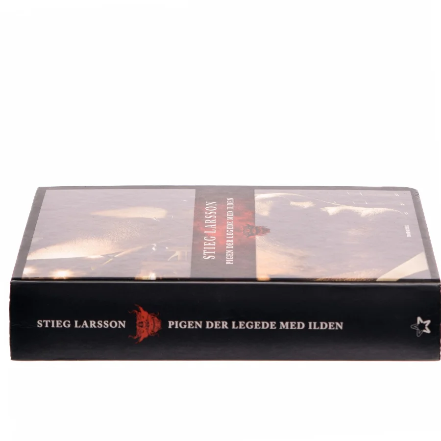 Pigen der legede med ilden af Stieg Larsson (Bog)