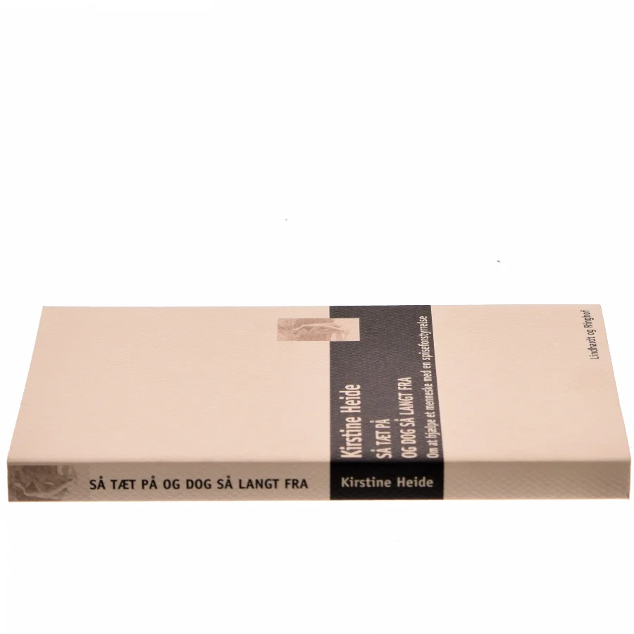 Så tæt på og dog så langt fra : om at hjælpe et menneske med en spiseforstyrrelse af Kirstine Heide (Bog)