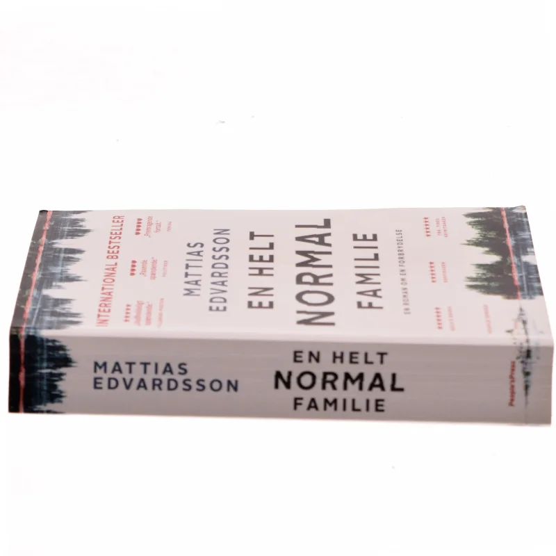 En helt normal familie : en roman om en forbrydelse af Mattias Edvardsson (f. 1977) (Bog)