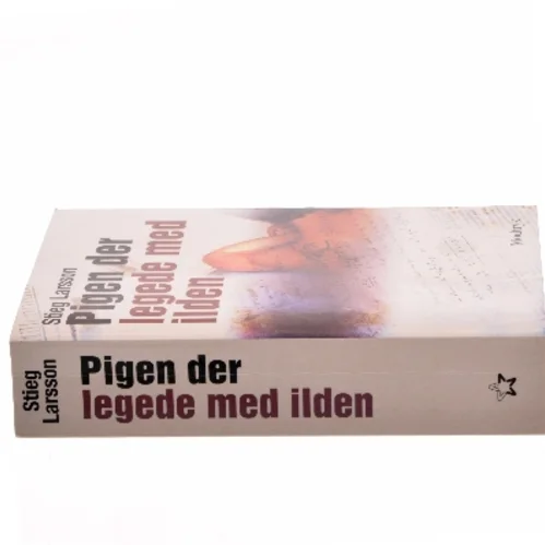 Pigen Der Legede Med Ilden (Millennium, 2. Bind) af Stieg Larsson (Bog)