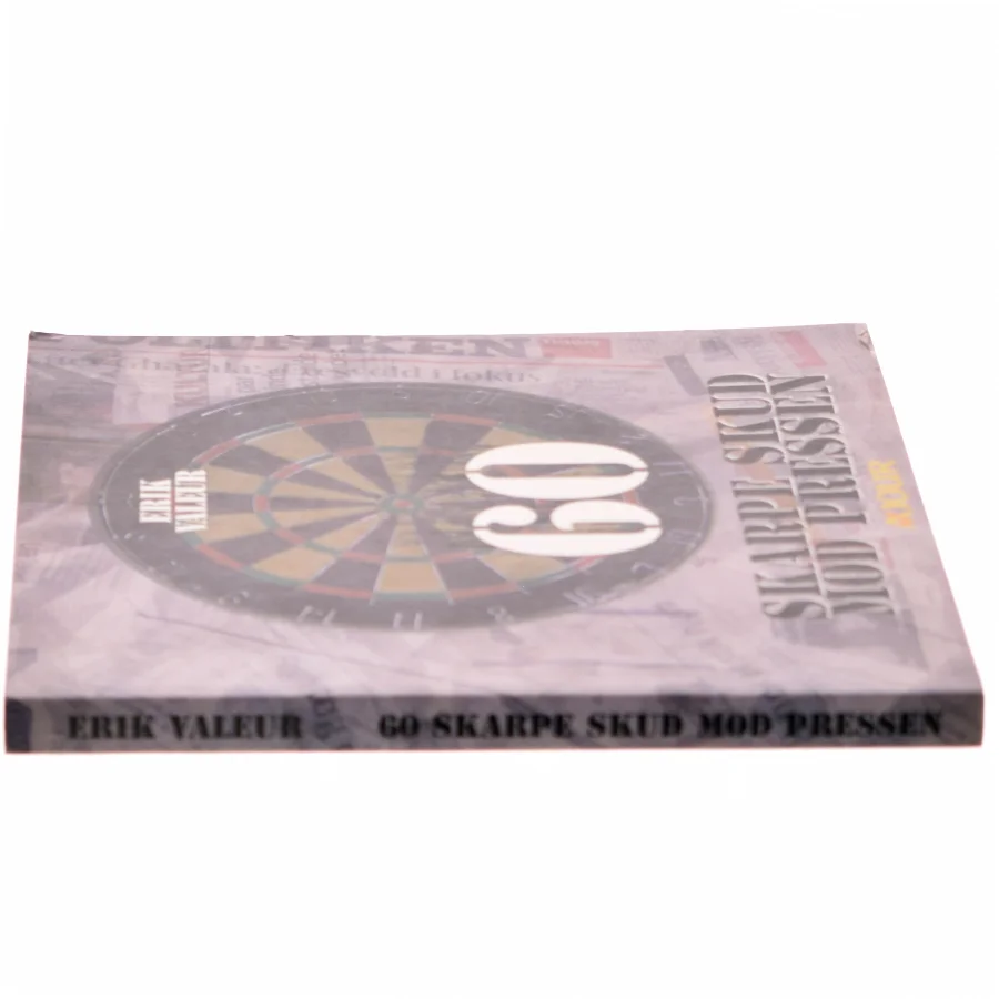 60 skarpe skud mod pressen : kommentarer om dansk journalistik 2003-2007 af Erik Valeur (Bog)