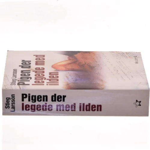 Pigen Der Legede Med Ilden (Millennium, 2. Bind) af Stieg Larsson (Bog)