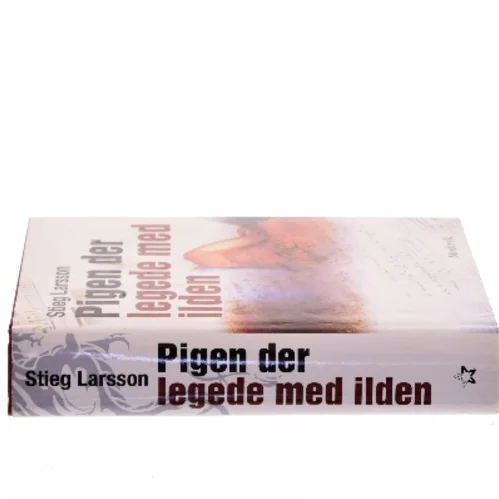 Pigen Der Legede Med Ilden af Larsson, Stieg (Bog)