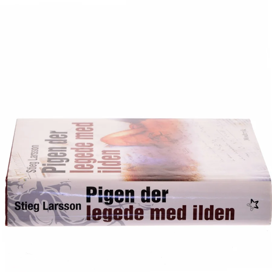 Pigen Der Legede Med Ilden af Larsson, Stieg (Bog)