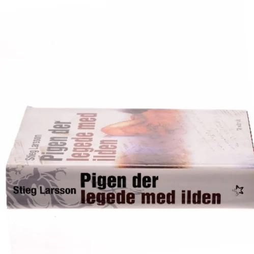Pigen der legede med ilden af Stieg Larsson (Bog)