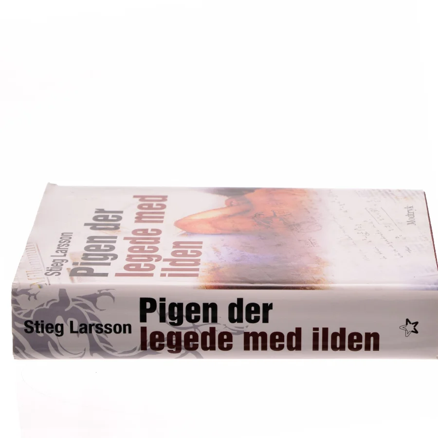 Pigen der legede med ilden af Stieg Larsson (Bog)