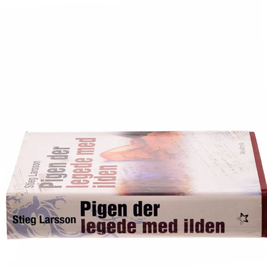 Pigen Der Legede Med Ilden af Larsson, Stieg (Bog)