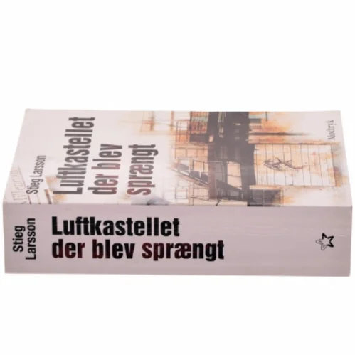 Luftkastellet Der Blev Spraengt (af Stieg Larsson) [Imported] [Paperback] (Danish) (Millennium, 3. Bind) af Stieg Larsson (Bog)