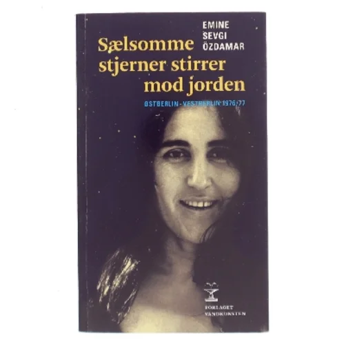 Sælsomme stjerner stirrer mod jorden : Østberlin - Vestberlin 1976-77 af Emine Sevgi Özdamar (Bog)
