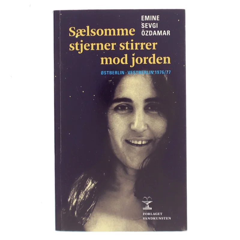 Sælsomme stjerner stirrer mod jorden : Østberlin - Vestberlin 1976-77 af Emine Sevgi Özdamar (Bog)