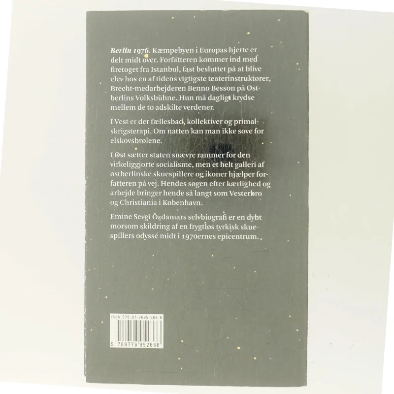 Sælsomme stjerner stirrer mod jorden : Østberlin - Vestberlin 1976-77 af Emine Sevgi Özdamar (Bog)