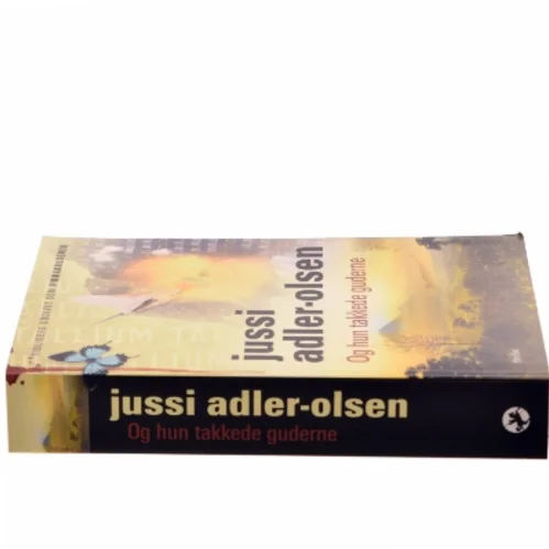Og hun takkede guderne af Jussi Adler-Olsen (Bog)