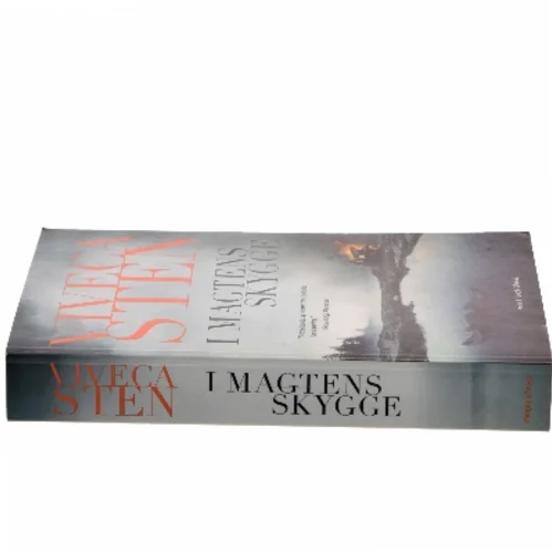 I magtens skygge : mord i skærgården : kriminalroman af Viveca Sten (Bog)