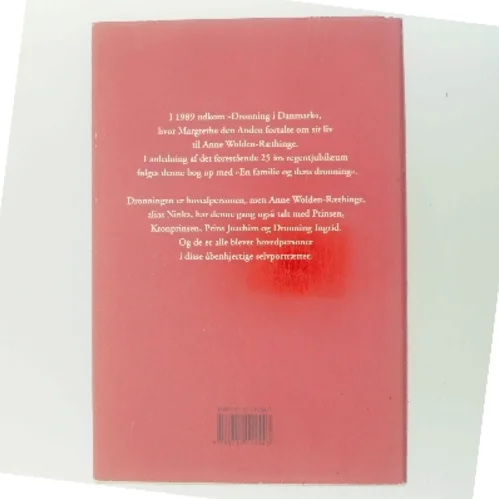 En familie og dens dronning af Anne Wolden-Ræthinge (Bog)