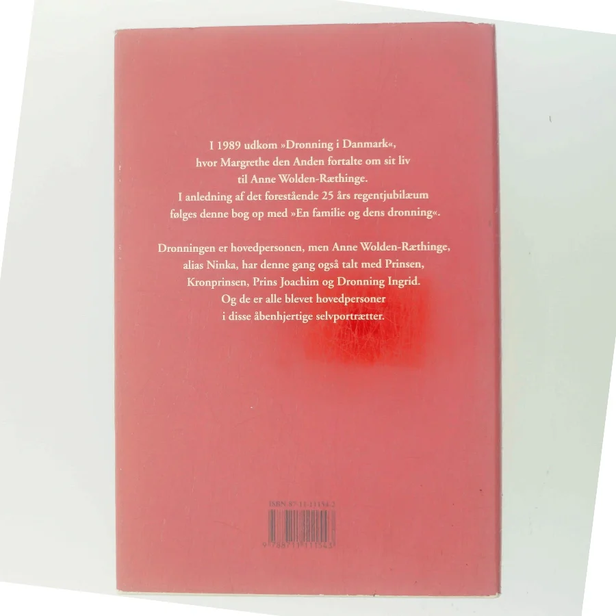 En familie og dens dronning af Anne Wolden-Ræthinge (Bog)