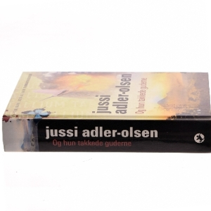Og hun takkede guderne af Jussi Adler-Olsen (Bog)